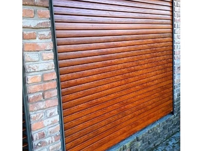 Cortina de enrollar metálica con terminación símil madera, instalada por Service Impacto