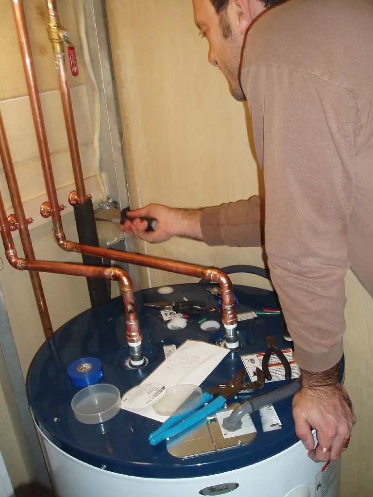 Instalación de cañerías de cobre reparada por un plomero de Service Impacto