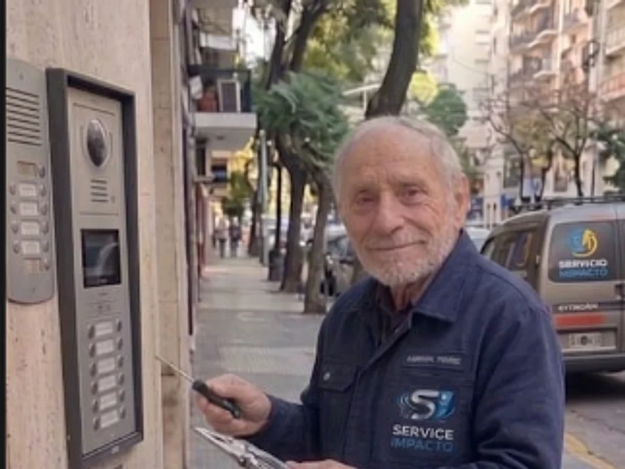 Técnico de Service Impacto reparando un panel de portero y telefonía en un edificio de CABA
